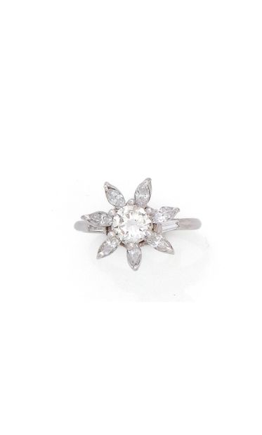 Bague en or gris 18K (750/1000) en forme...