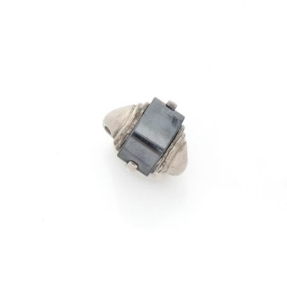 Bague Art Déco en argent (800/1000) centrée...