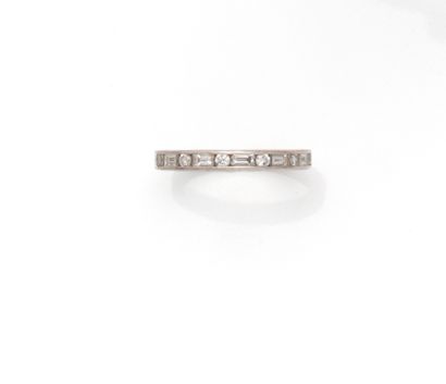 Demi alliance en or gris 18K (750/1000) composée...