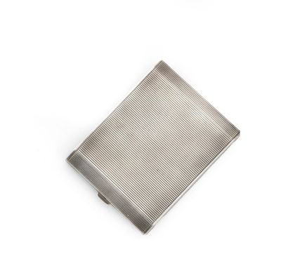 Poudrier en argent (835/1000) à décro raynuré,...
