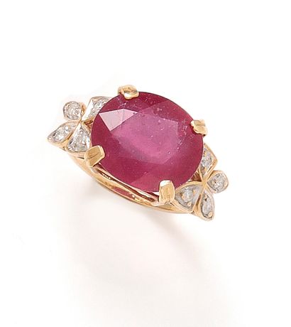 Bague en or jaune 9K (375/1000) ornée d'un...