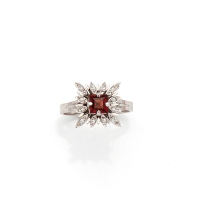 Bague en or gris 18K (750/1000) centrée d'un...
