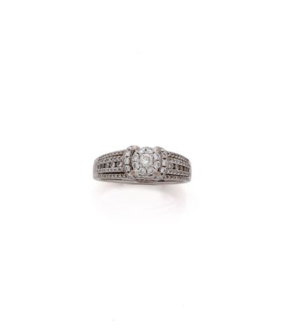 Bague en or gris 18K (750/1000) centrée d'un...