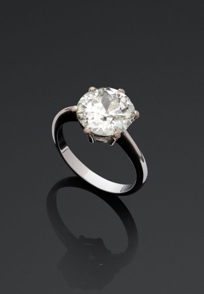 Solitaire en or gris 18K (750/1000) orné...