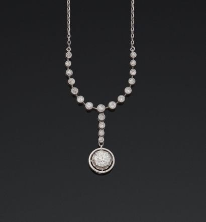 Collier en or gris 18K (750/1000) composé...