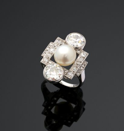 Bague en platine (850/1000) centrée d'une...