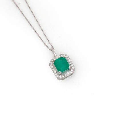 Pendentif en or gris 18K (750/1000) centré...