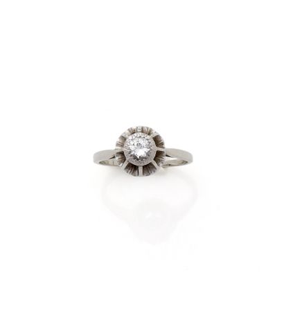 Solitaire en or gris 18K (750/1000) et platine...