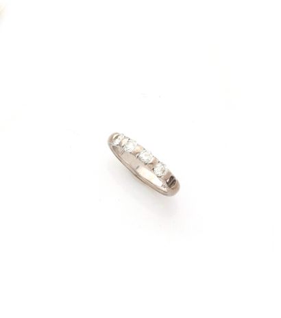 Demi alliance en or gris 18K (750/1000) ornée...