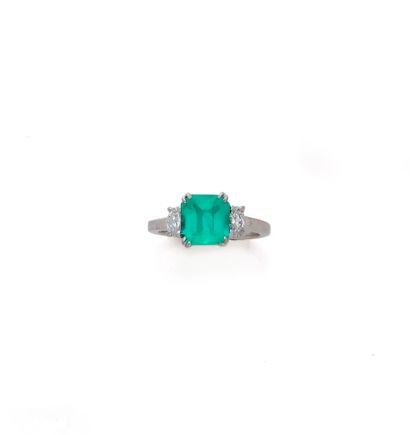 Bague en or gris 18K (750/1000) agrémentée...