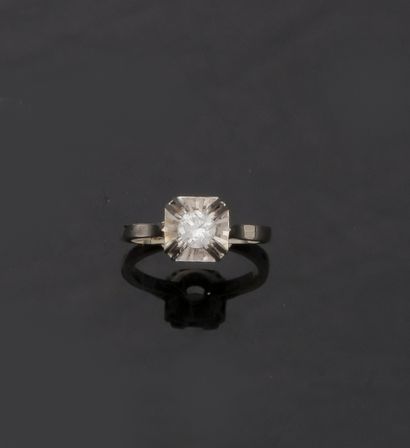 Solitaire en or gris 18K (750/1000) et platine...