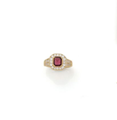 Bague en or jaune 18K (750/1000) ornée d’un...