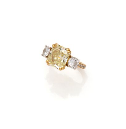 Bague en or deux tons 18K (750/1000) centrée...