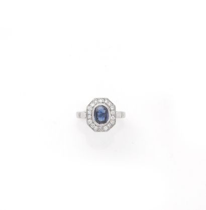 Bague en or gris 18K (750/1000) de forme...