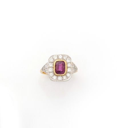 Bague en or deux tons 18K (750/1000) de forme...