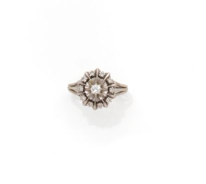 Bague en or gris 18K (750/1000) centrée d'un...