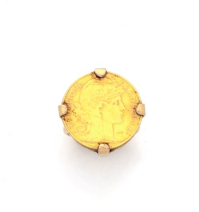 Bague en or jaune 18K (750/1000) porte-pièce...