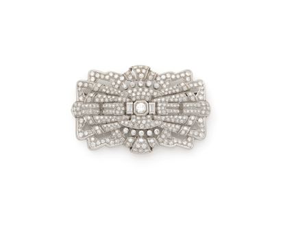 Broche plaque en platine (800/1000) stylisant...