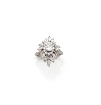 Bague en or gris 18K (750/1000) de forme...