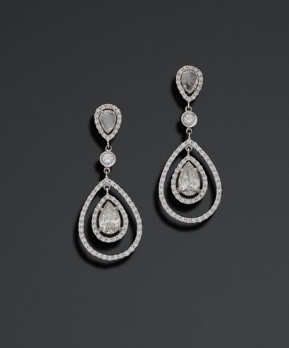 Paire de pendants d'oreilles en or gris 18K...