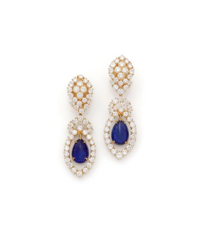 Grande paire de pendants d'oreilles en or...