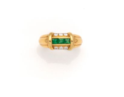 Bague en or jaune 18K (750/1000) centrée...