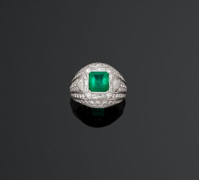 Bague en platine (850/1000) centrée d’une...