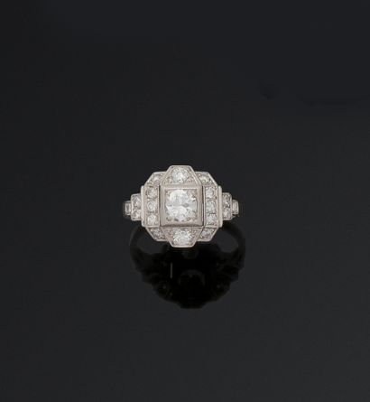 Bague en platine (850/1000) à gradins ornés...