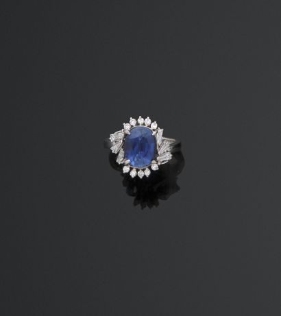Bague en platine (850/1000) ornée en son...