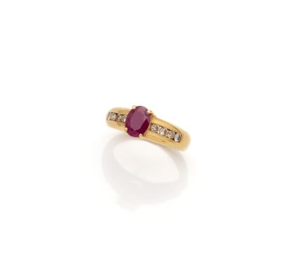 Bague en or jaune 18K (750/1000) ornée d’un...