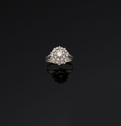 Bague marguerite en or gris 18K (750/1000)...