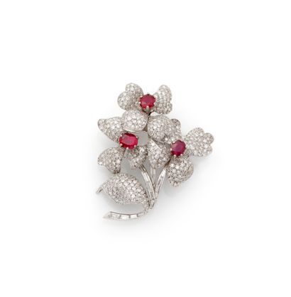 Broche en or gris 18K (750/1000) figurant...