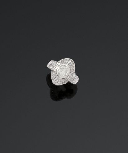 Bague en platine (850/1000) centrée d'un...