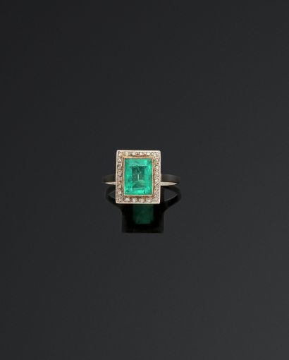 Bague en or deux tons 18K (750/1000) centrée...