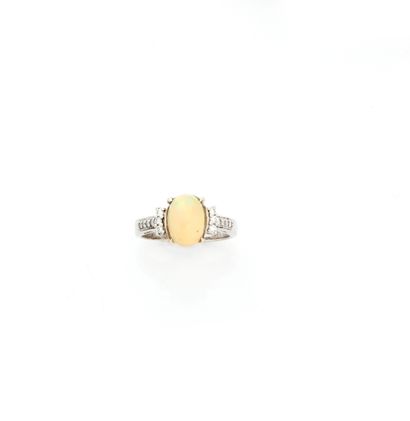 Bague en or gris 18K (750/1000) centrée d'une...