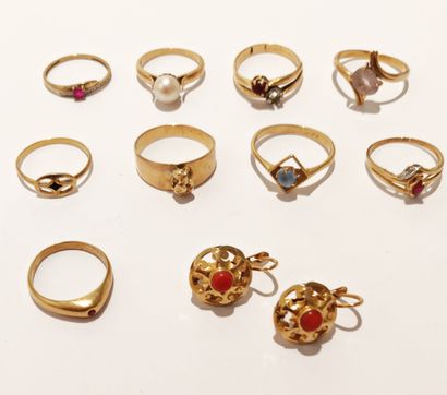 Important lot d'or comprenant : 

- Neuf...