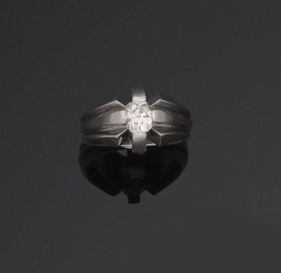 Solitaire en or gris 18K (750/1000) et platine...