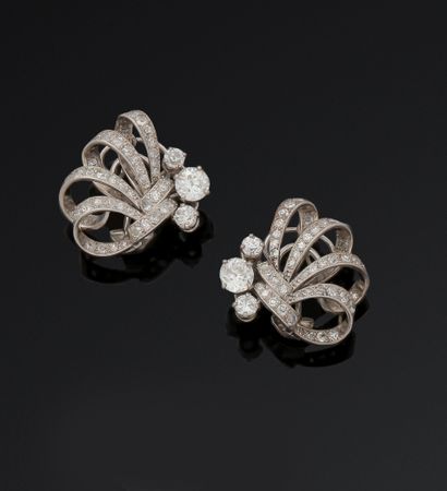 Paire de clips d'oreilles en or gris 18K...
