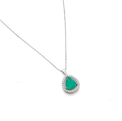 Pendentif en or gris 18K (750/1000) centré...