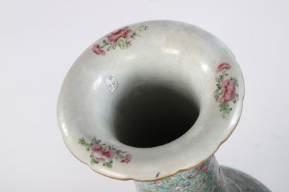 CHINE, XIXe siècle

Paire de vases en porcelaine...
