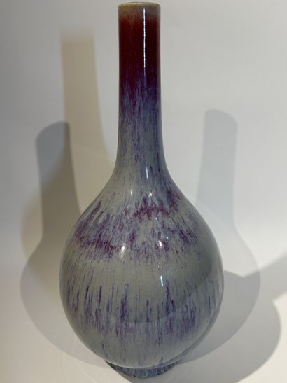 CHINE, XIXe siècle
Vase bouteille en porcelaine...