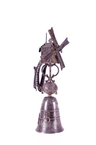 Coupe en argent avec moulin et corne ; écu...