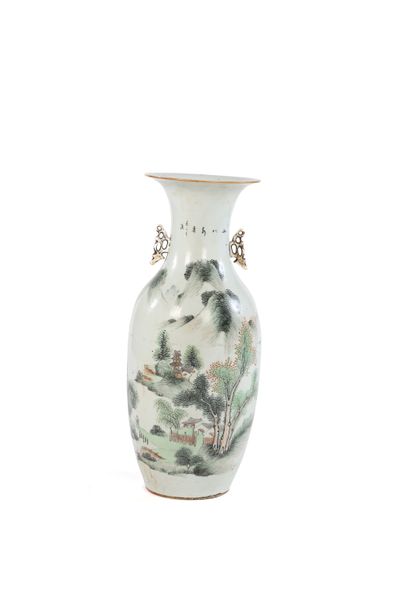CHINE, XIXe siècle
Deux vases en porcelaine...