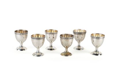 6 coquetiers en argent (800/1000), la bordure...
