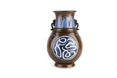 CHINE, XIXe

Vase en porcelaine s’inspirant...