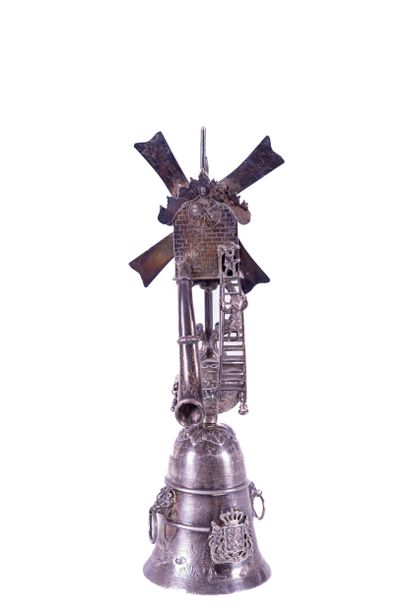Coupe en argent avec moulin et corne ; écu...