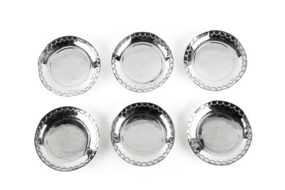 6 sous tasses en argent (916/1000), le contour...