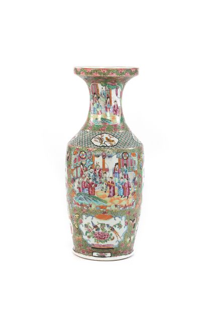 CHINE, XIXe siècle
Grand vase en porcelaine...