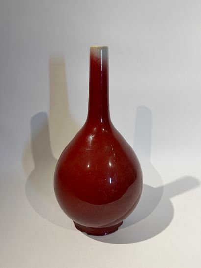 CHINE, XIXe siècle
Vase bouteille en porcelaine...