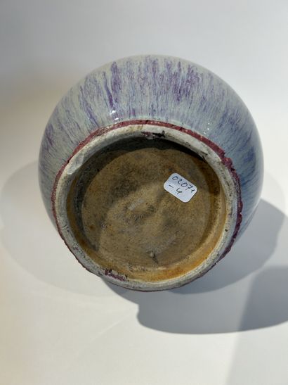CHINE, XIXe siècle
Vase bouteille en porcelaine...